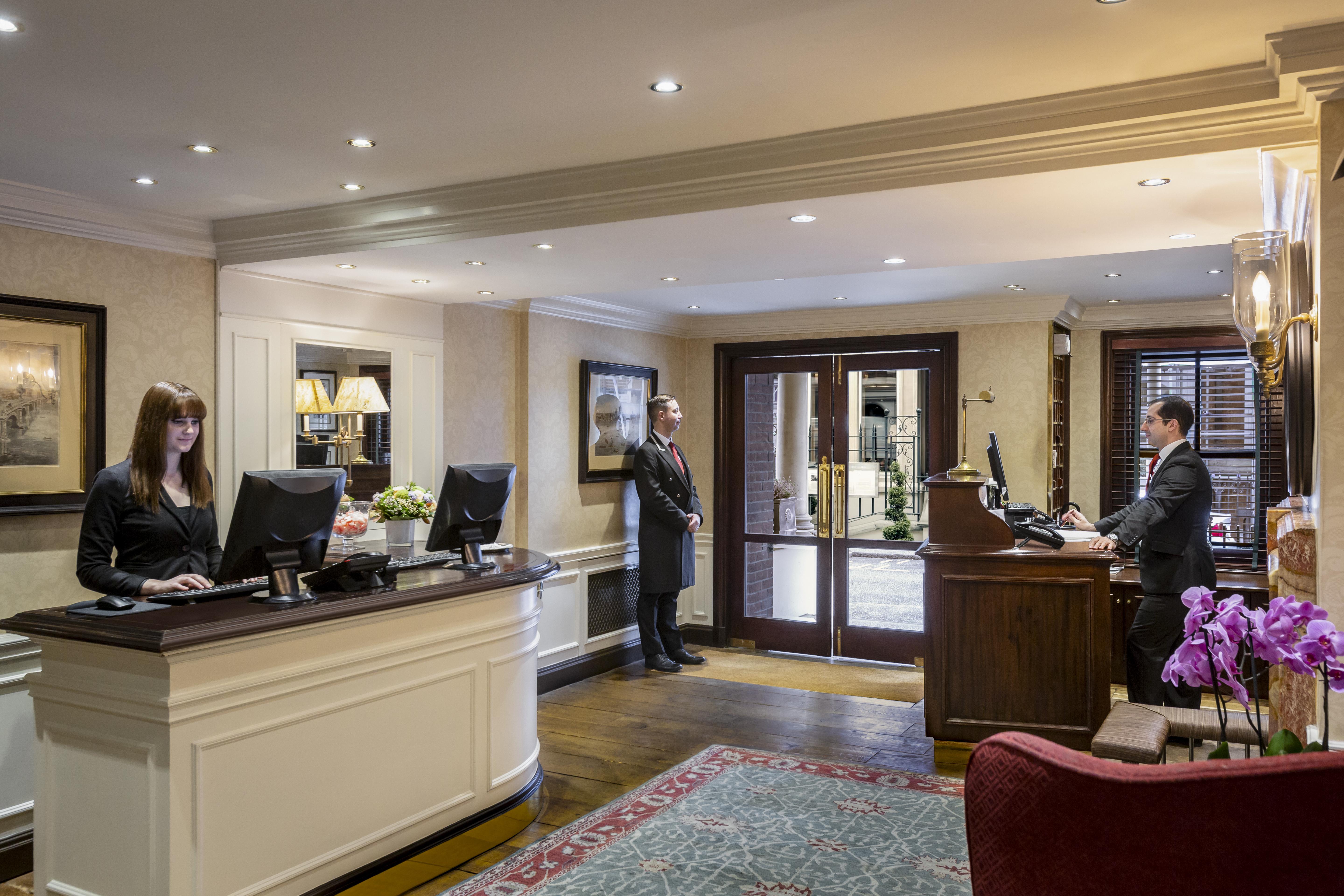 The Capital Hotel, Apartments & Townhouse Londýn Exteriér fotografie The hotel's reception