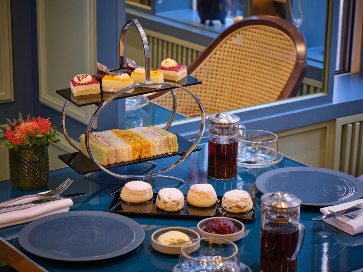 The Capital Hotel, Apartments & Townhouse Londýn Exteriér fotografie Afternoon tea at the InterContinental Hotel, London, Park Lane
