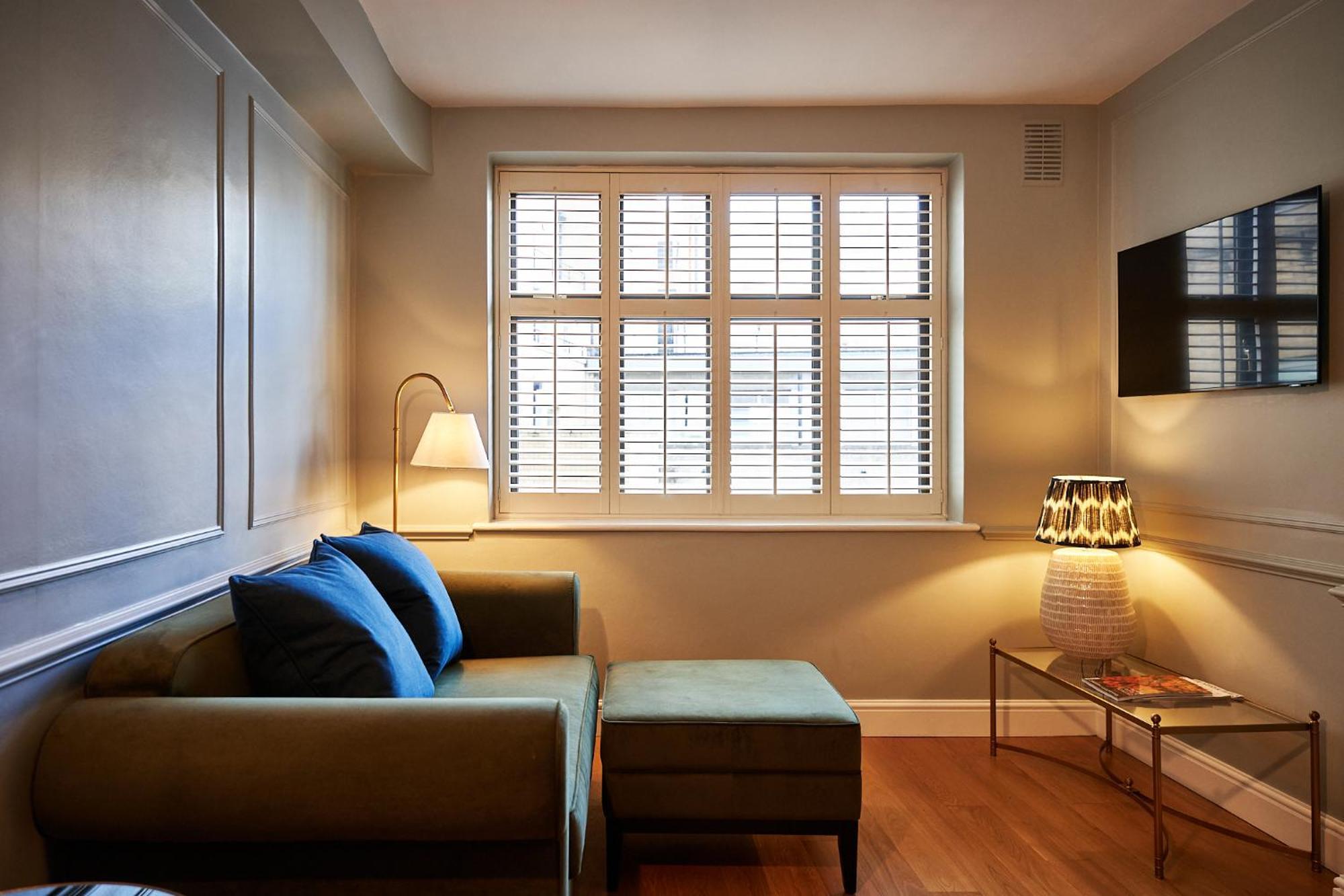 The Capital Hotel, Apartments & Townhouse Londýn Exteriér fotografie Shutters in a living room