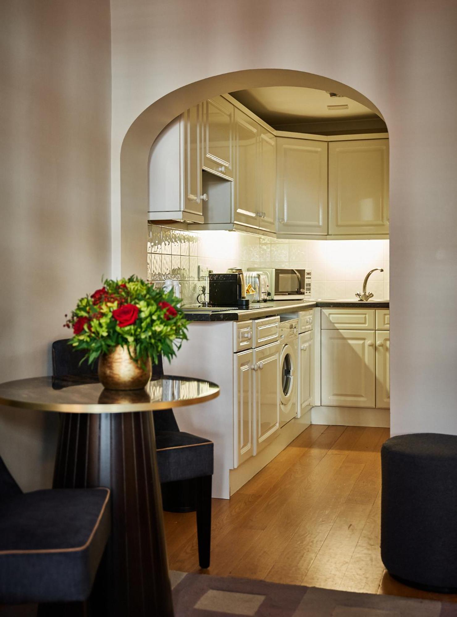 The Capital Hotel, Apartments & Townhouse Londýn Exteriér fotografie Kitchenette in a serviced apartment